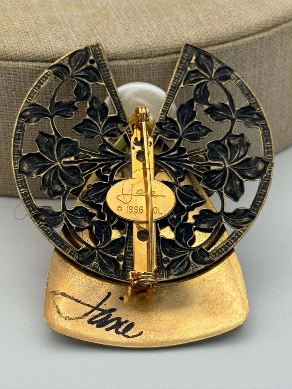 Jane davis angel of love brooch Signed 1996